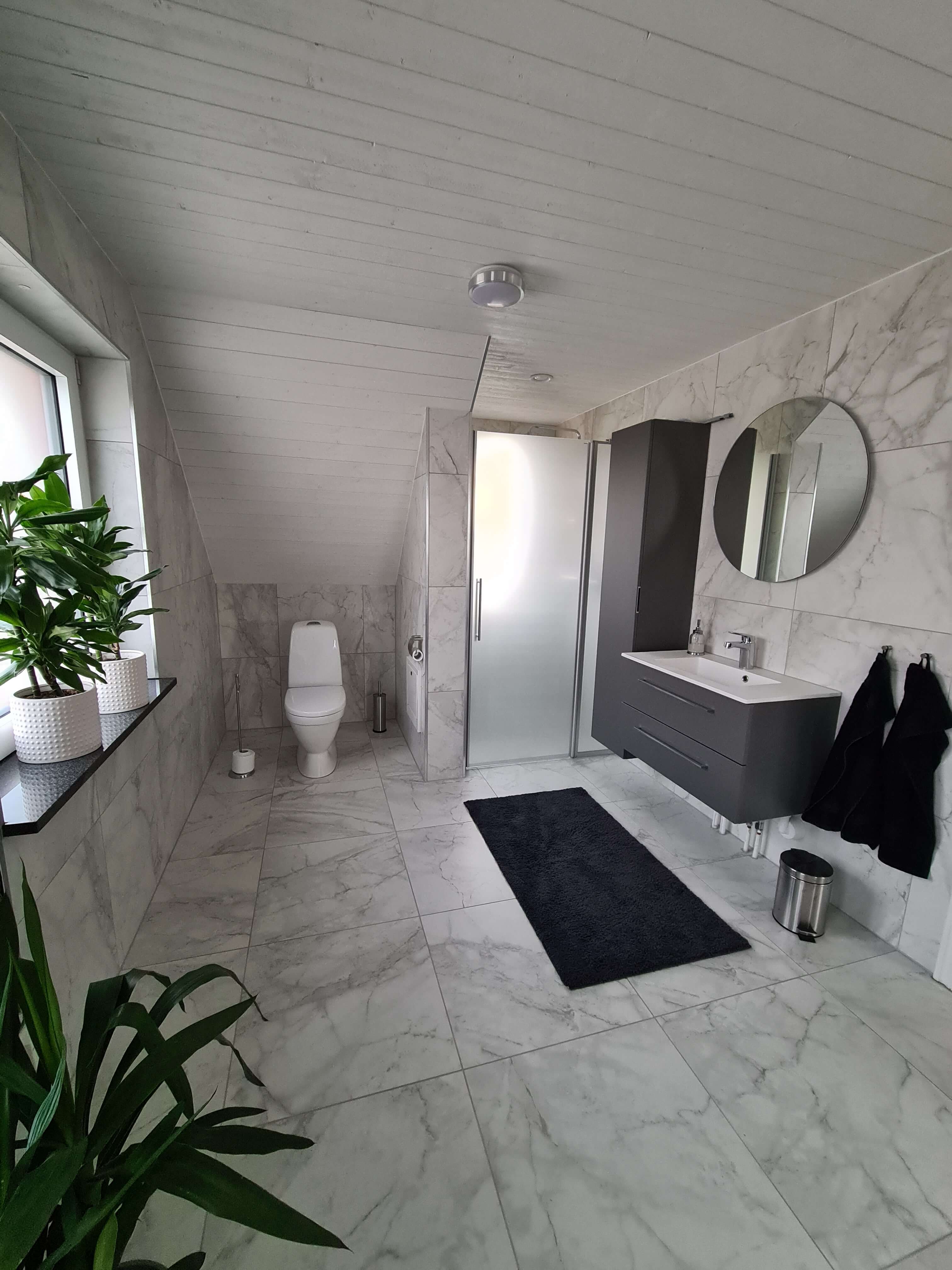 Spångsholm/ Bathroom in the attic in a wooden house